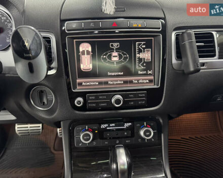 Сірий Фольксваген Туарег, об'ємом двигуна 3.6 л та пробігом 240 тис. км за 17800 $, фото 28 на Automoto.ua