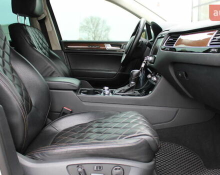 Серый Фольксваген Туарег, объемом двигателя 2.97 л и пробегом 171 тыс. км за 28900 $, фото 13 на Automoto.ua