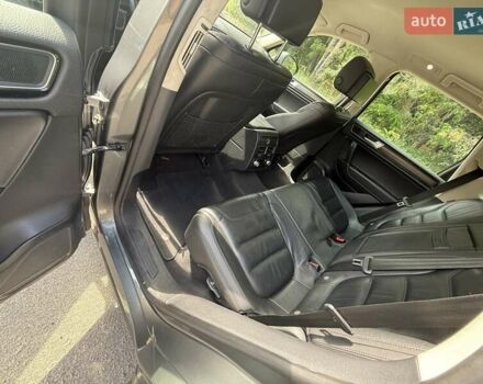 Серый Фольксваген Туарег, объемом двигателя 3 л и пробегом 223 тыс. км за 30000 $, фото 10 на Automoto.ua