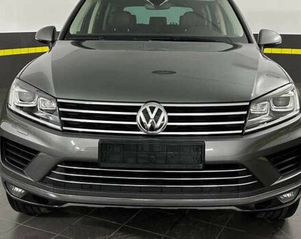 Серый Фольксваген Туарег, объемом двигателя 3 л и пробегом 130 тыс. км за 24000 $, фото 2 на Automoto.ua