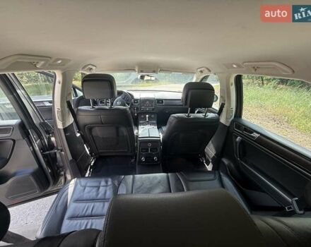 Серый Фольксваген Туарег, объемом двигателя 3 л и пробегом 223 тыс. км за 30000 $, фото 20 на Automoto.ua