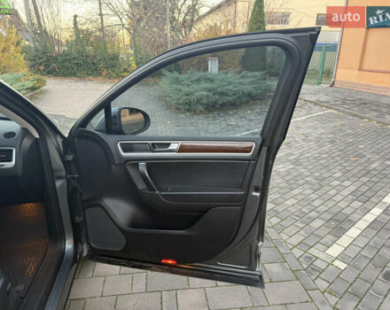 Серый Фольксваген Туарег, объемом двигателя 2.97 л и пробегом 139 тыс. км за 33900 $, фото 32 на Automoto.ua