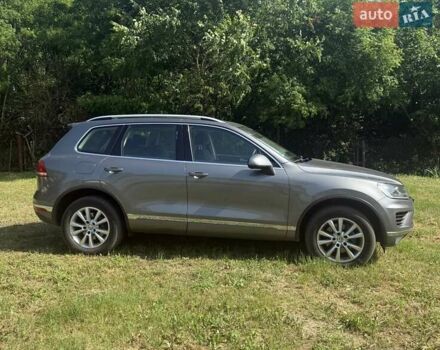 Серый Фольксваген Туарег, объемом двигателя 3 л и пробегом 223 тыс. км за 30000 $, фото 3 на Automoto.ua