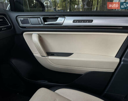 Серый Фольксваген Туарег, объемом двигателя 3 л и пробегом 123 тыс. км за 33333 $, фото 51 на Automoto.ua