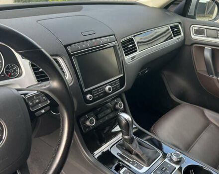 Серый Фольксваген Туарег, объемом двигателя 3 л и пробегом 230 тыс. км за 32000 $, фото 6 на Automoto.ua