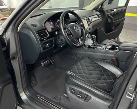 Серый Фольксваген Туарег, объемом двигателя 3 л и пробегом 130 тыс. км за 24000 $, фото 8 на Automoto.ua