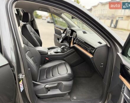 Серый Фольксваген Туарег, объемом двигателя 2.99 л и пробегом 200 тыс. км за 33700 $, фото 39 на Automoto.ua