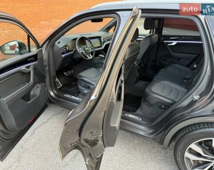 Серый Фольксваген Туарег, объемом двигателя 2.97 л и пробегом 139 тыс. км за 45900 $, фото 44 на Automoto.ua