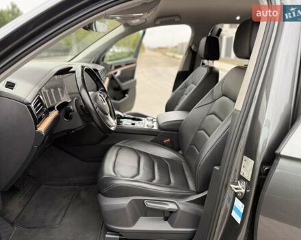 Серый Фольксваген Туарег, объемом двигателя 2.99 л и пробегом 200 тыс. км за 33700 $, фото 26 на Automoto.ua