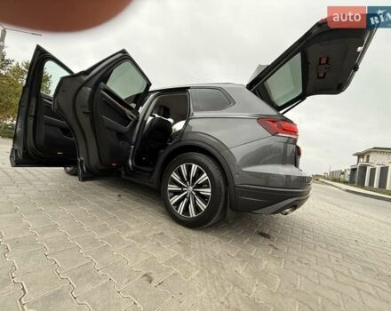 Серый Фольксваген Туарег, объемом двигателя 2.99 л и пробегом 200 тыс. км за 33700 $, фото 54 на Automoto.ua