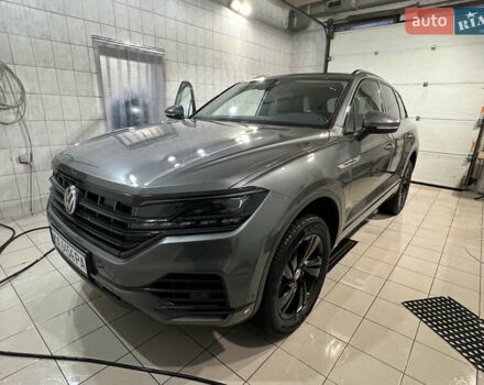Серый Фольксваген Туарег, объемом двигателя 2.97 л и пробегом 225 тыс. км за 43900 $, фото 1 на Automoto.ua