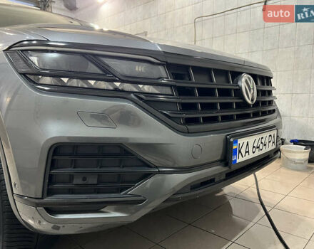 Серый Фольксваген Туарег, объемом двигателя 2.97 л и пробегом 225 тыс. км за 43900 $, фото 4 на Automoto.ua