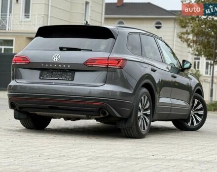Серый Фольксваген Туарег, объемом двигателя 2.99 л и пробегом 200 тыс. км за 33700 $, фото 3 на Automoto.ua