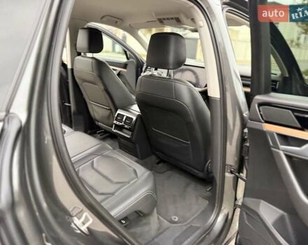 Серый Фольксваген Туарег, объемом двигателя 2.99 л и пробегом 200 тыс. км за 33700 $, фото 36 на Automoto.ua