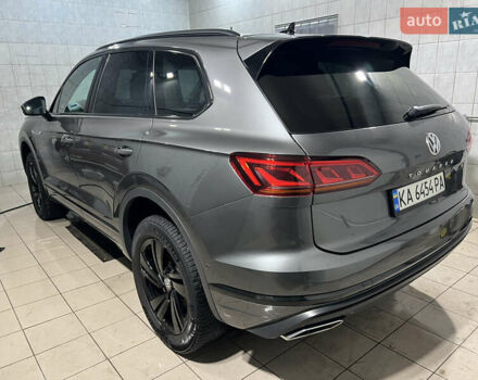 Серый Фольксваген Туарег, объемом двигателя 2.97 л и пробегом 225 тыс. км за 43900 $, фото 2 на Automoto.ua