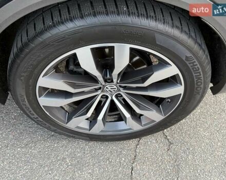 Серый Фольксваген Туарег, объемом двигателя 2.97 л и пробегом 139 тыс. км за 45900 $, фото 43 на Automoto.ua