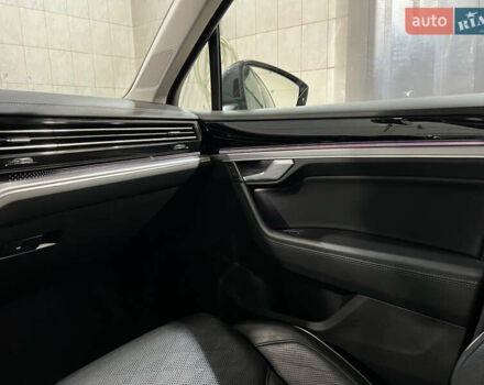 Серый Фольксваген Туарег, объемом двигателя 2.97 л и пробегом 225 тыс. км за 43900 $, фото 32 на Automoto.ua