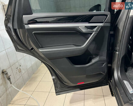 Серый Фольксваген Туарег, объемом двигателя 2.97 л и пробегом 225 тыс. км за 43900 $, фото 25 на Automoto.ua