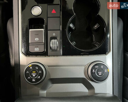 Серый Фольксваген Туарег, объемом двигателя 2.97 л и пробегом 225 тыс. км за 43900 $, фото 40 на Automoto.ua