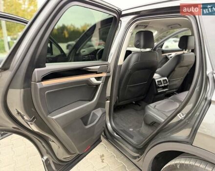 Серый Фольксваген Туарег, объемом двигателя 2.99 л и пробегом 200 тыс. км за 33700 $, фото 29 на Automoto.ua