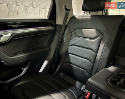 Серый Фольксваген Туарег, объемом двигателя 2.97 л и пробегом 225 тыс. км за 43900 $, фото 58 на Automoto.ua