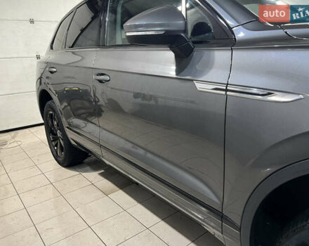 Серый Фольксваген Туарег, объемом двигателя 2.97 л и пробегом 225 тыс. км за 43900 $, фото 9 на Automoto.ua