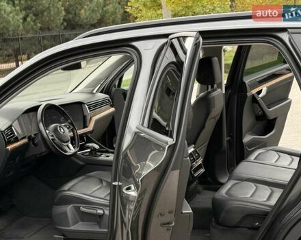 Серый Фольксваген Туарег, объемом двигателя 2.99 л и пробегом 200 тыс. км за 33700 $, фото 51 на Automoto.ua