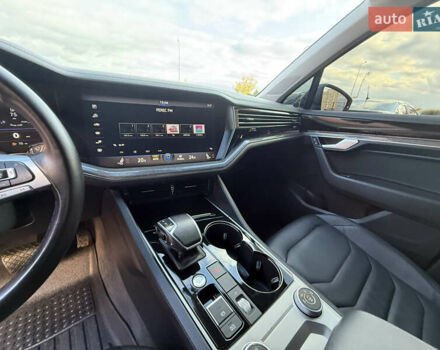 Серый Фольксваген Туарег, объемом двигателя 3 л и пробегом 106 тыс. км за 44700 $, фото 33 на Automoto.ua