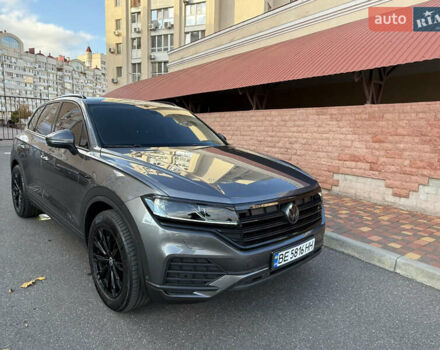 Серый Фольксваген Туарег, объемом двигателя 3 л и пробегом 106 тыс. км за 44700 $, фото 1 на Automoto.ua