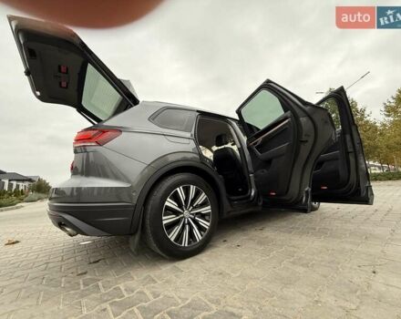 Серый Фольксваген Туарег, объемом двигателя 2.99 л и пробегом 200 тыс. км за 33700 $, фото 55 на Automoto.ua