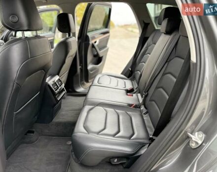 Серый Фольксваген Туарег, объемом двигателя 2.99 л и пробегом 200 тыс. км за 33700 $, фото 30 на Automoto.ua