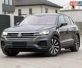 Серый Фольксваген Туарег, объемом двигателя 2.99 л и пробегом 200 тыс. км за 33700 $, фото 1 на Automoto.ua