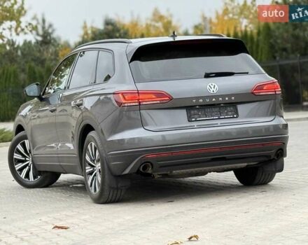 Серый Фольксваген Туарег, объемом двигателя 2.99 л и пробегом 200 тыс. км за 33700 $, фото 9 на Automoto.ua