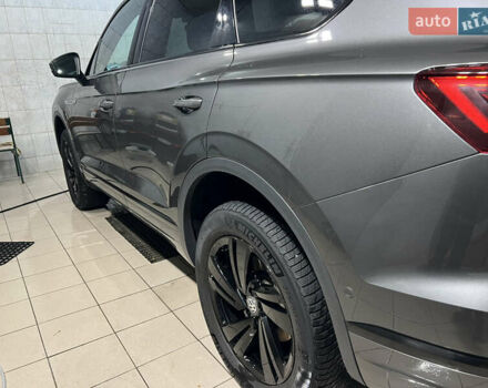 Серый Фольксваген Туарег, объемом двигателя 2.97 л и пробегом 225 тыс. км за 43900 $, фото 11 на Automoto.ua