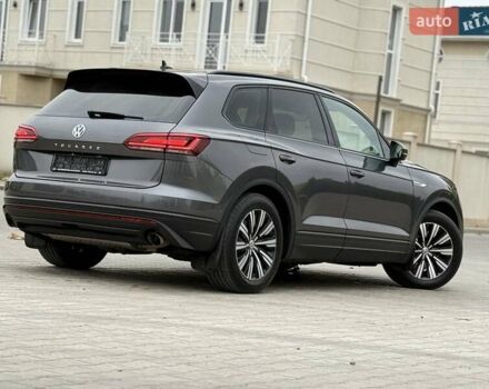 Серый Фольксваген Туарег, объемом двигателя 2.99 л и пробегом 200 тыс. км за 33700 $, фото 4 на Automoto.ua