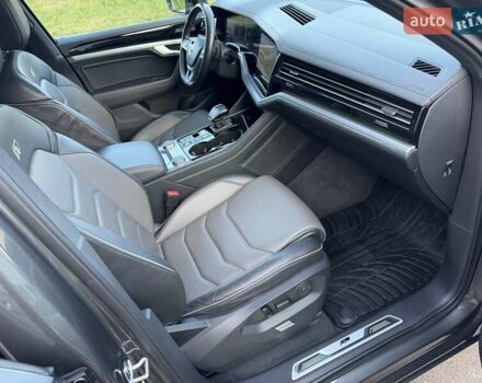 Серый Фольксваген Туарег, объемом двигателя 2.97 л и пробегом 139 тыс. км за 45900 $, фото 31 на Automoto.ua