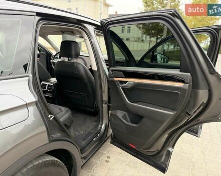 Серый Фольксваген Туарег, объемом двигателя 2.99 л и пробегом 200 тыс. км за 33700 $, фото 37 на Automoto.ua