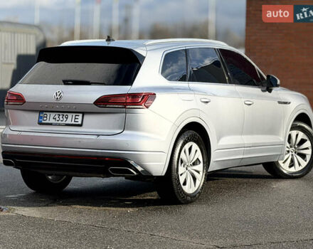 Серый Фольксваген Туарег, объемом двигателя 3 л и пробегом 110 тыс. км за 39900 $, фото 1 на Automoto.ua