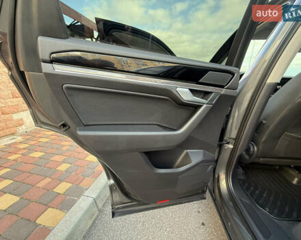 Серый Фольксваген Туарег, объемом двигателя 3 л и пробегом 106 тыс. км за 44700 $, фото 23 на Automoto.ua