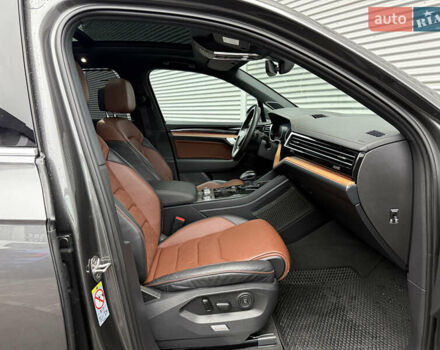 Серый Фольксваген Туарег, объемом двигателя 3 л и пробегом 85 тыс. км за 56500 $, фото 41 на Automoto.ua