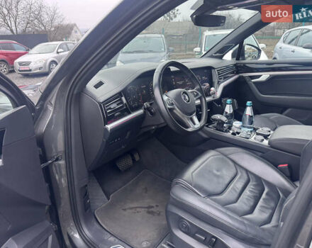 Серый Фольксваген Туарег, объемом двигателя 2.97 л и пробегом 155 тыс. км за 54500 $, фото 25 на Automoto.ua