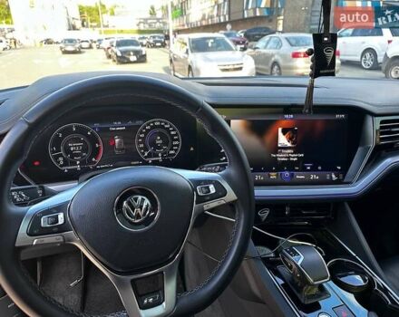 Сірий Фольксваген Туарег, об'ємом двигуна 3.96 л та пробігом 140 тис. км за 58000 $, фото 30 на Automoto.ua