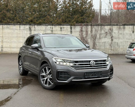 Серый Фольксваген Туарег, объемом двигателя 3 л и пробегом 85 тыс. км за 56500 $, фото 1 на Automoto.ua