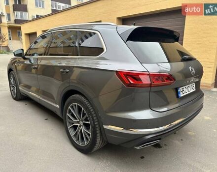 Серый Фольксваген Туарег, объемом двигателя 2.97 л и пробегом 246 тыс. км за 42000 $, фото 3 на Automoto.ua