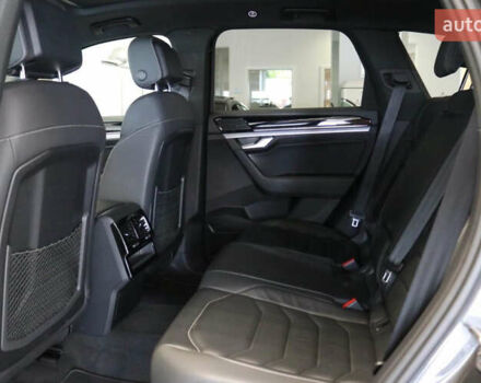 Серый Фольксваген Туарег, объемом двигателя 2.97 л и пробегом 130 тыс. км за 48900 $, фото 3 на Automoto.ua