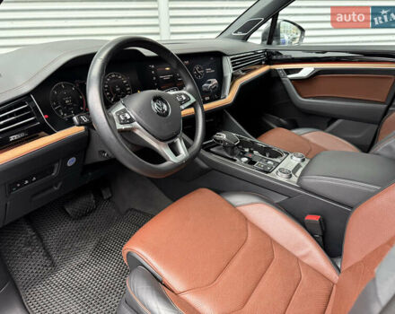 Серый Фольксваген Туарег, объемом двигателя 3 л и пробегом 85 тыс. км за 56500 $, фото 69 на Automoto.ua