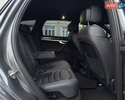 Сірий Фольксваген Туарег, об'ємом двигуна 3 л та пробігом 278 тис. км за 33700 $, фото 53 на Automoto.ua