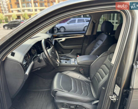 Сірий Фольксваген Туарег, об'ємом двигуна 3 л та пробігом 253 тис. км за 32900 $, фото 12 на Automoto.ua