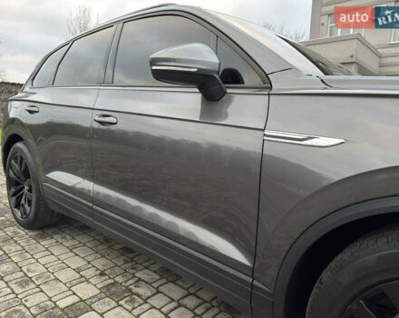 Сірий Фольксваген Туарег, об'ємом двигуна 3 л та пробігом 278 тис. км за 33700 $, фото 22 на Automoto.ua