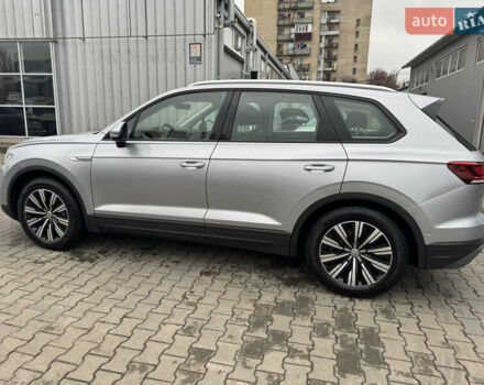 Серый Фольксваген Туарег, объемом двигателя 3 л и пробегом 127 тыс. км за 34950 $, фото 3 на Automoto.ua